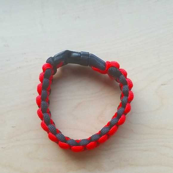 Hand made Paracord bracelet. - Picture 4 of 4